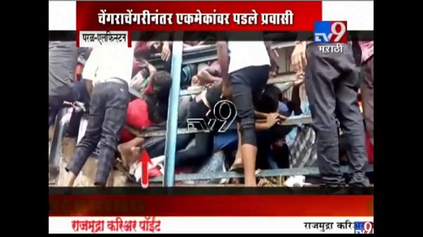 Al menos 22 muertos en una estampida en Bombay Al menos 22 muertos en una estampida en Bombay