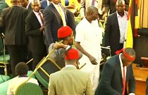 شاهد: سياسة اللكمات والركلات في برلمان أوغندا