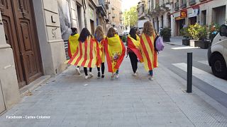 6 Mädchen mit Fahnen von Katalonien und Spanien - Welche Geschichte steckt dahinter?