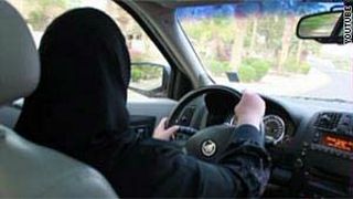 القبض على سعودي هدد بحرق سيارات النساء