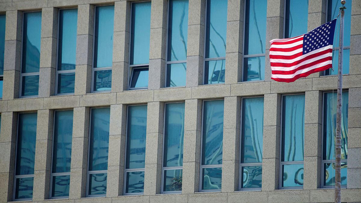 أمريكا تخفض عدد موظفي سفارتها في كوبا وتحذر مواطنيها من الزيارة