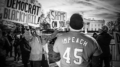 Image: Protesters pass the White House during the Women's March in Washingt