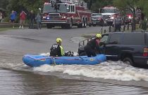 Il suv è fermo in acqua: i pompieri in gommone salvano la conducente
