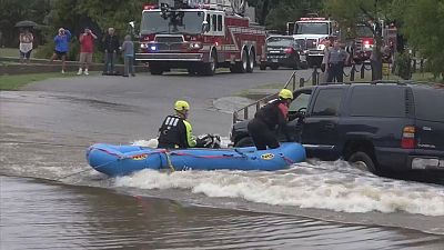 Veículo com mulher a bordo arrastado por inundação
