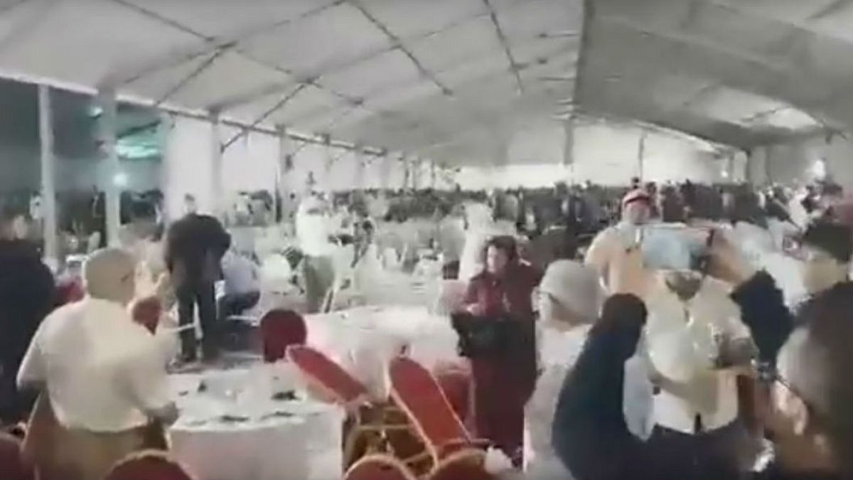بالفيديو: معركة بالصحون والكراسي في مؤتمر لحزب الاستقلال بالمغرب