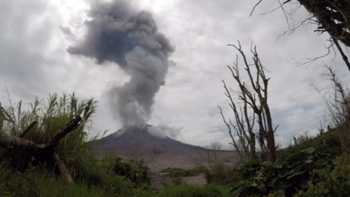Time-lapse video shows volcano erupting in Indonesia