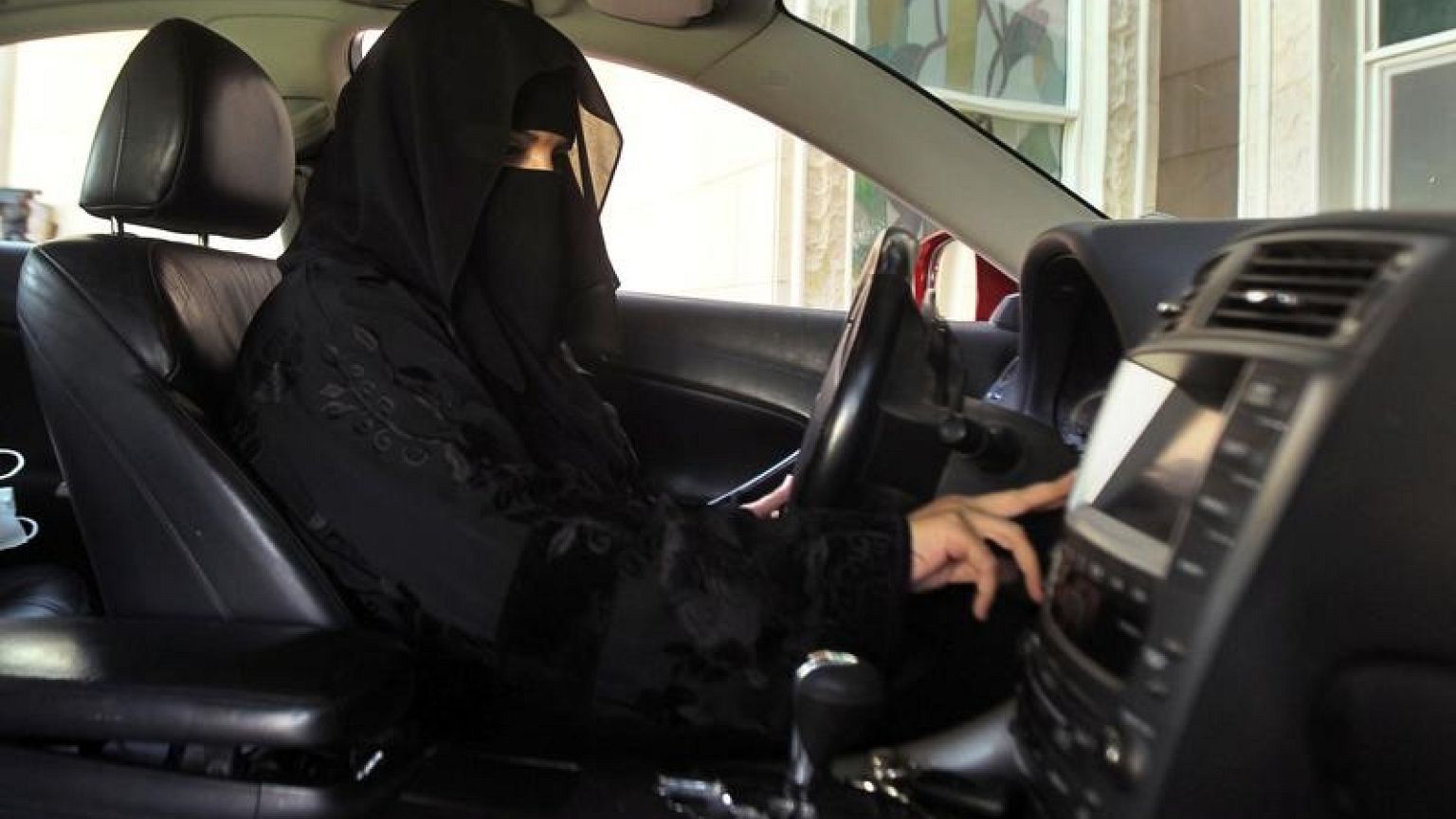 "حرب إلكترونية" بين المؤيدين والرافضين لقيادة السعوديات للسيارات