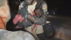 Los Cascos Blancos y el niño herido