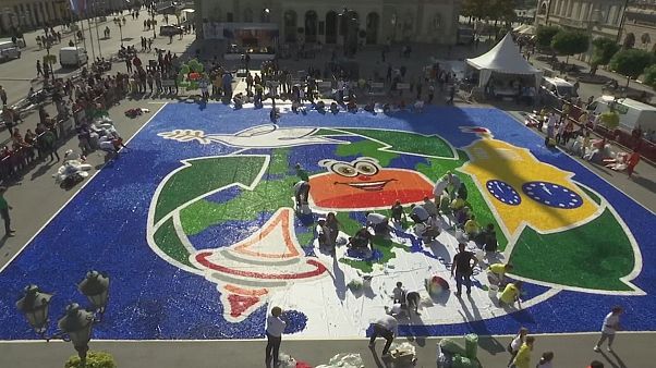 Mosaico gigante de plástico pelo planeta e pelas crianças deficientes Mosaico gigante de plástico pelo planeta e pelas crianças deficientes