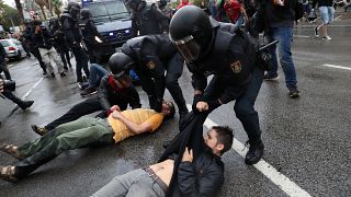 Katalonya referandumunda şiddet olayları 3'ü ağır 40 kişi yaralandı