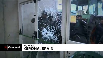 Catalogna, l'irruzione nel seggio della Guardia Civil. Porta sfondata, i catalani oppongono resistenza non violenta
