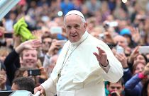 Papa ai migranti: "siete lottatori di speranza"