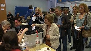 Каталонцы голосуют на запрещенном референдуме