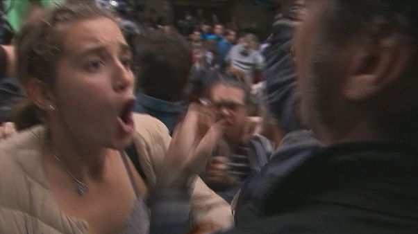 Referendum Catalogna, polizia costretta alla fuga dai manifestanti Referendum Catalogna, polizia costretta alla fuga dai manifestanti