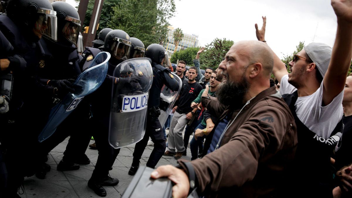 Referendum Catalogna: la polizia di Madrid carica gli elettori