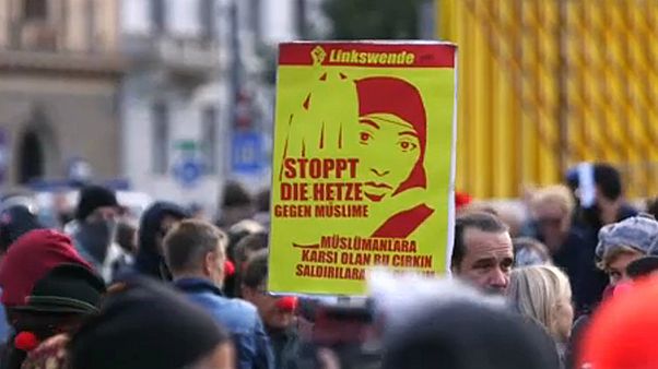 Διαδήλωση στη Βιέννη για την απαγόρευση της μπούρκας Διαδήλωση στη Βιέννη για την απαγόρευση της μπούρκας