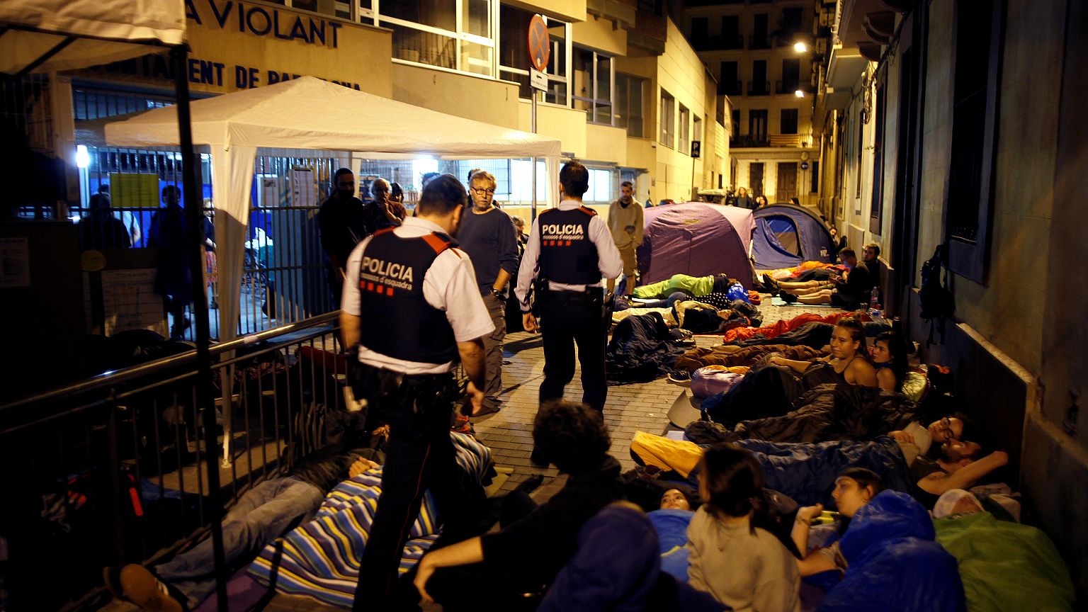 La fiscalía denuncia a los Mossos por su inactividad durante el 1-O
