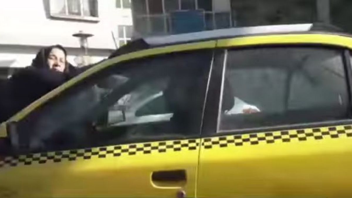 بالفيديو.. إيراني يعاقب زوجته بربطها فوق غطاء محرك السيارة