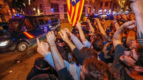 Presión contra las fuerzas de seguridad antes de la huelga general en Cataluña Presión contra las fuerzas de seguridad antes de la huelga general en Cataluña