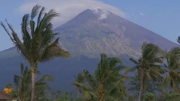 Mont Agung : les habitants refusent de rentrer chez eux Mont Agung : les habitants refusent de rentrer chez eux