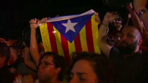 Polícia nacional e manifestantes catalães Polícia nacional e manifestantes catalães