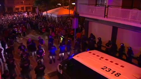 Via poliziotti "invasori", in Catalogna è odio verso Madrid Via poliziotti "invasori", in Catalogna è odio verso Madrid