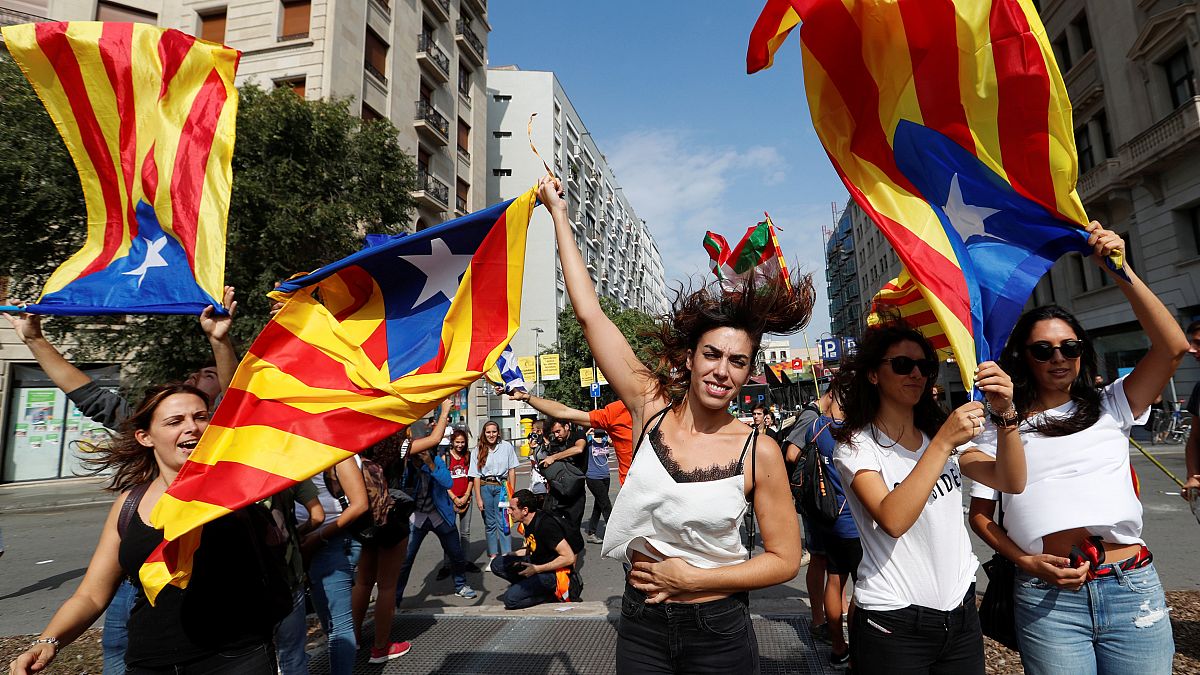 Καταλονία: «Θέλουμε ανεξαρτησία και όχι βία» φωνάζουν οι διαδηλωτές