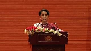 تجريد زعيمة ميانمار من وسام بريطاني