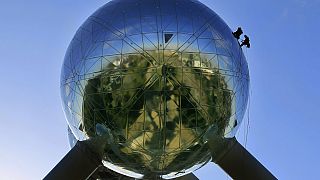 Climbers clean-up Brussel's Atomium