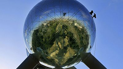 Climbers clean-up Brussel's Atomium