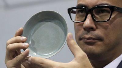 Peça de porcelana da China bate recorde de venda em leilão