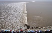 Maré humana observa as marés do Qiantang