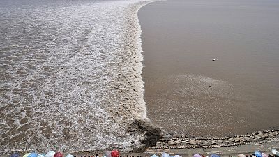 Maré humana observa as marés do Qiantang