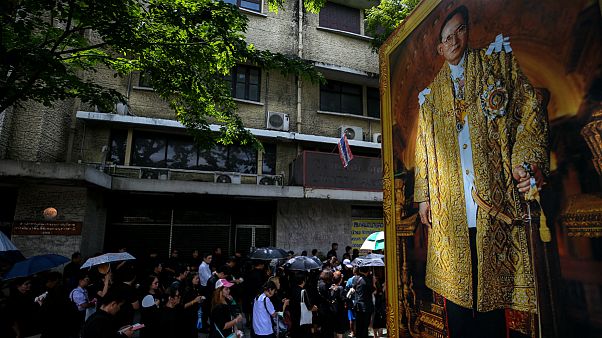 Milhões de tailandeses visitam túmulo do rei Bhumibol Milhões de tailandeses visitam túmulo do rei Bhumibol