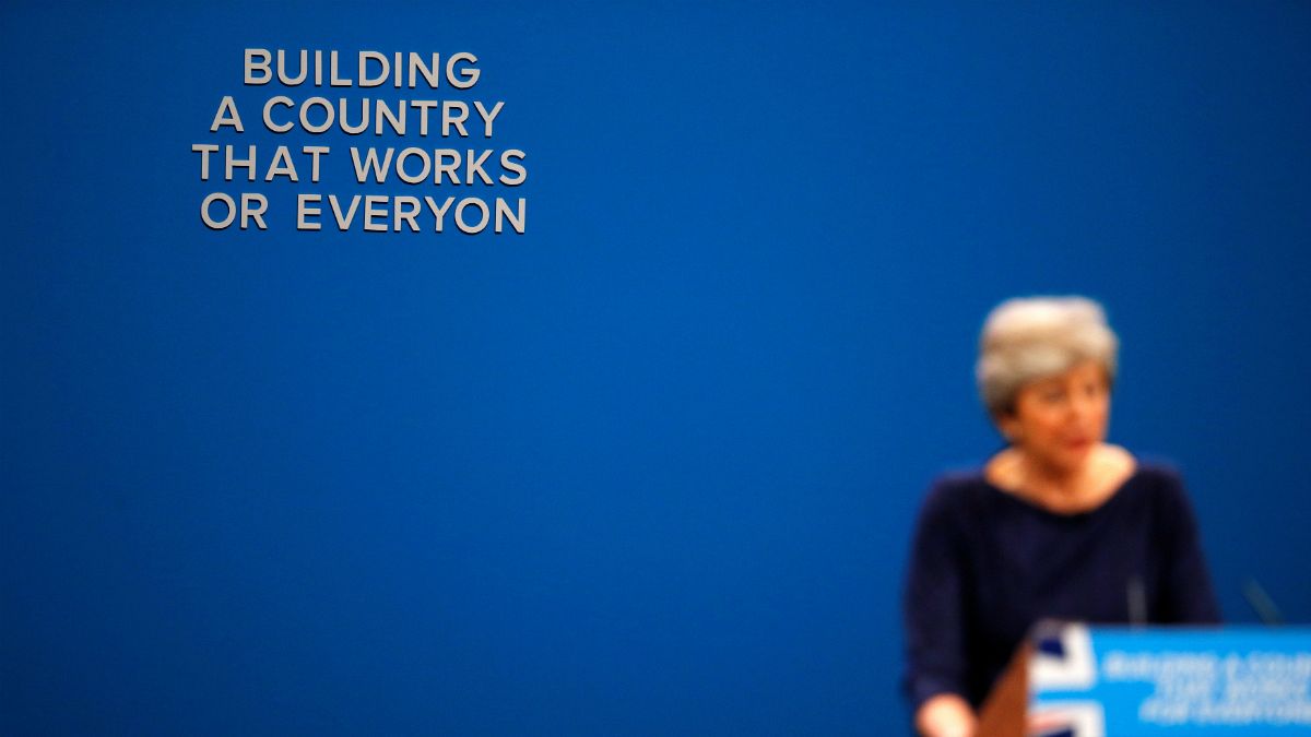 Theresa May resiste a imprevistos durante discurso