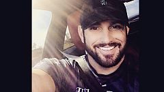 رغم الإصابة يقف احتراما لمصافحة ترامب