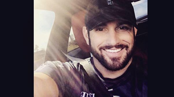 رغم الإصابة يقف احتراما لمصافحة ترامب رغم الإصابة يقف احتراما لمصافحة ترامب