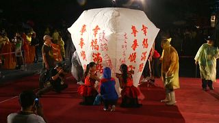Ταϊβάν: Εντυπωσιακό θέαμα με εκατοντάδες φαναράκια στον ουρανό