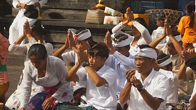 Offrandes et prières pour que le volcan Agung reste calme