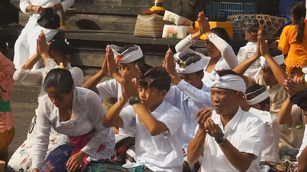 Offrandes et prières pour que le volcan Agung reste calme Offrandes et prières pour que le volcan Agung reste calme