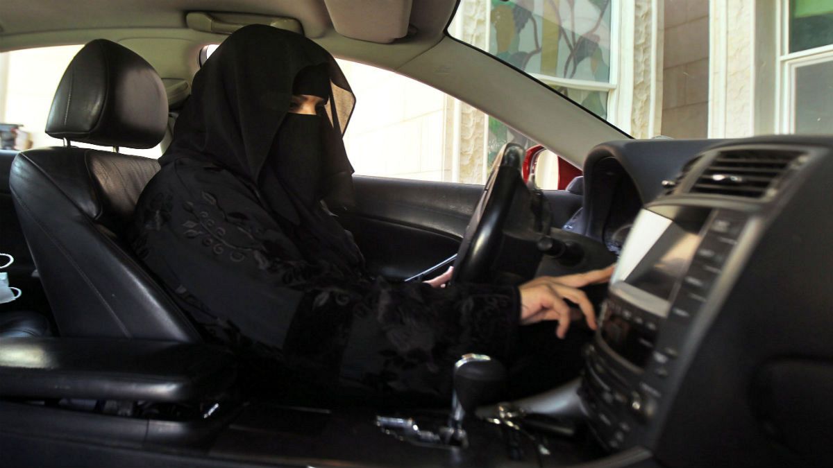وفاة إمراة سعودية في حادث سيارة اثناء تعلمها القيادة