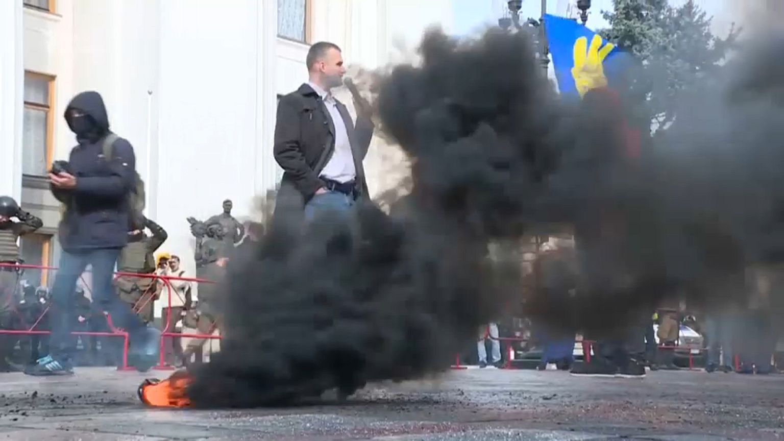 Раду забросали дымовыми шашками