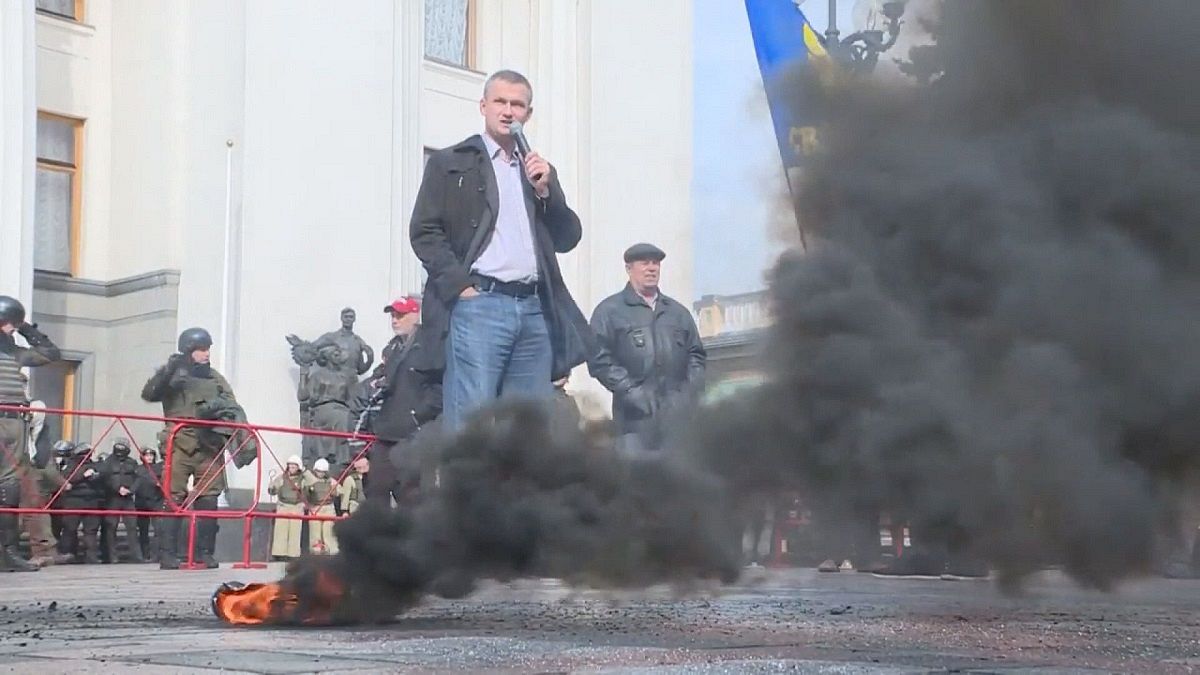 قنابل دخانية ضد قانون حماية سيادة أوكرانيا في دونيتسك ولوهانسك الانفصاليتين