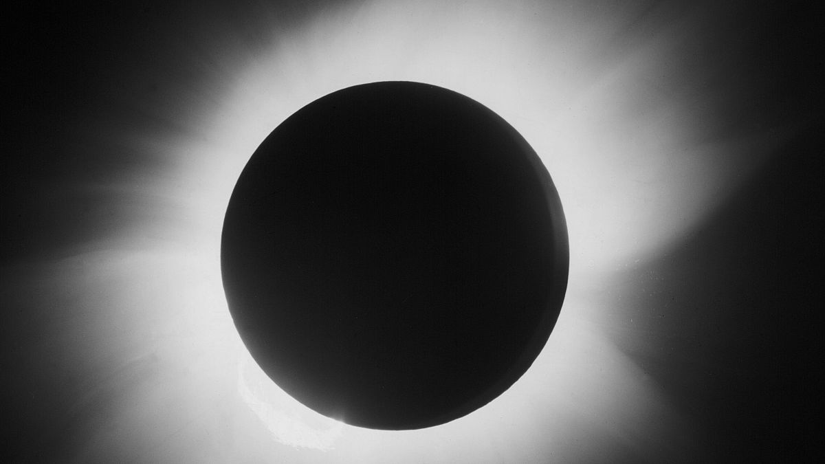 Image: Total solar eclipse, 29 May 1919.