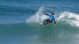 Zeke Lau reitet die Welle in Portugal