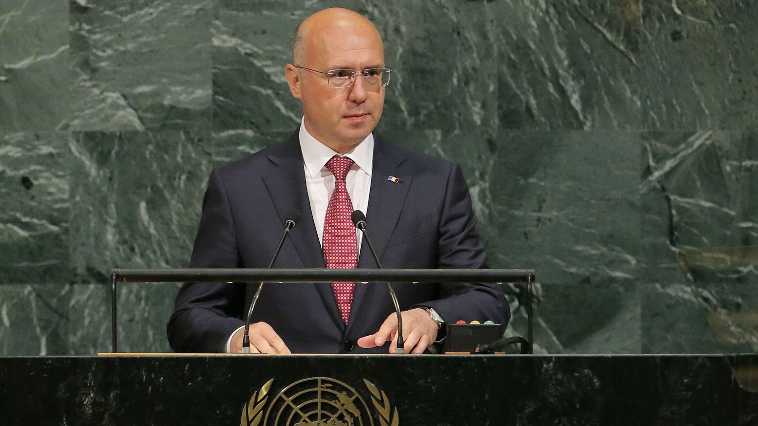 Moldova's leaders step up east-west tug of war