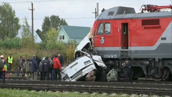 Russi: 19 morti in scontro treno-autobus Russi: 19 morti in scontro treno-autobus