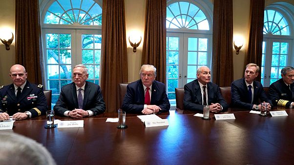 Askeri yetkililerle görüşen Trump: Bu 'fırtına öncesi sessizlik' Askeri yetkililerle görüşen Trump: Bu 'fırtına öncesi sessizlik'