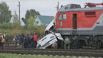 Rusya'da tren otobüse çarptı: 19 ölü