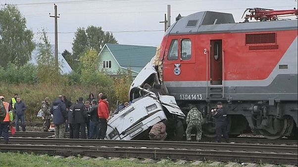Colisión de un tren contra un autobús en Rusia Colisión de un tren contra un autobús en Rusia